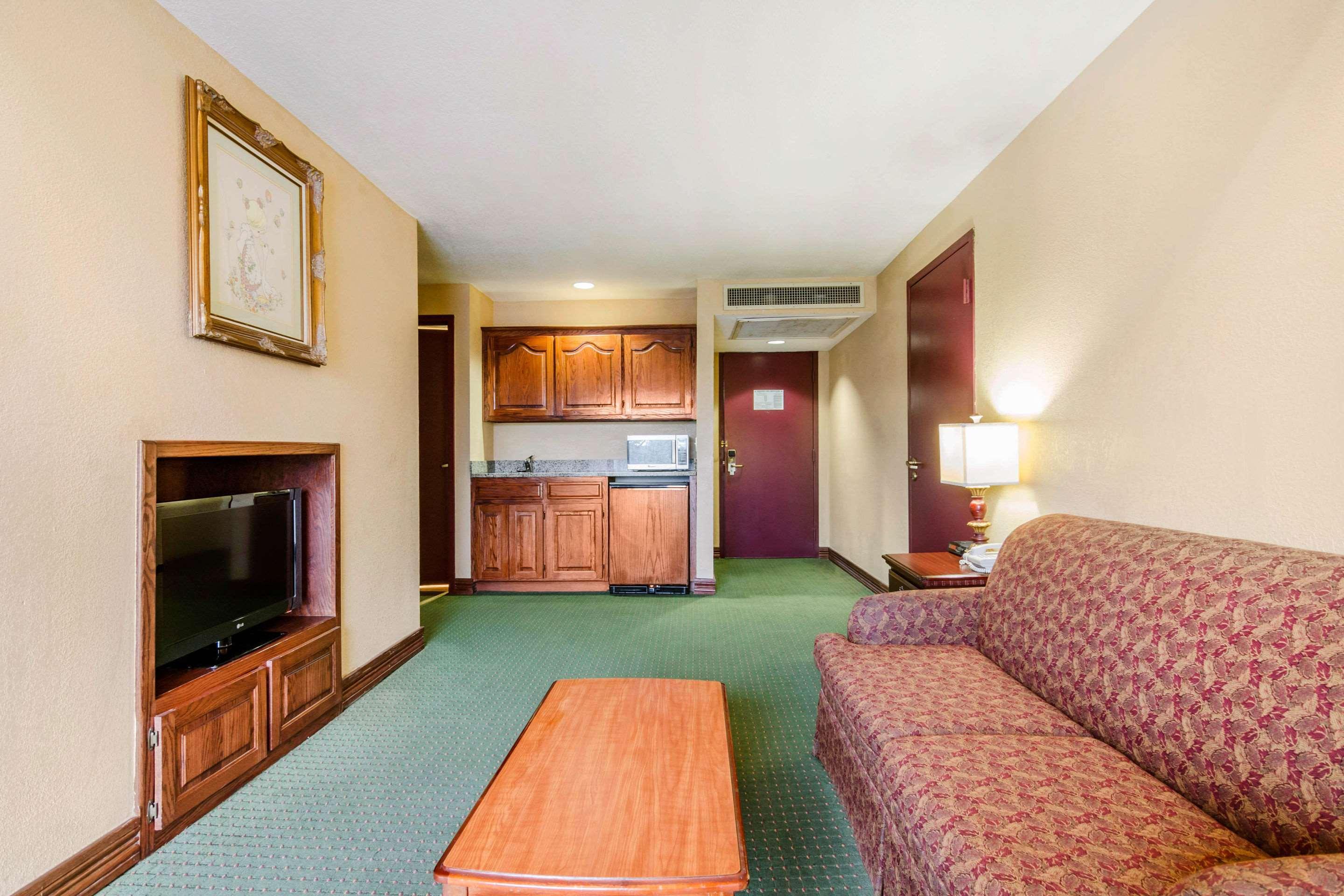 Quality Inn & Suites Carthage Eksteriør billede