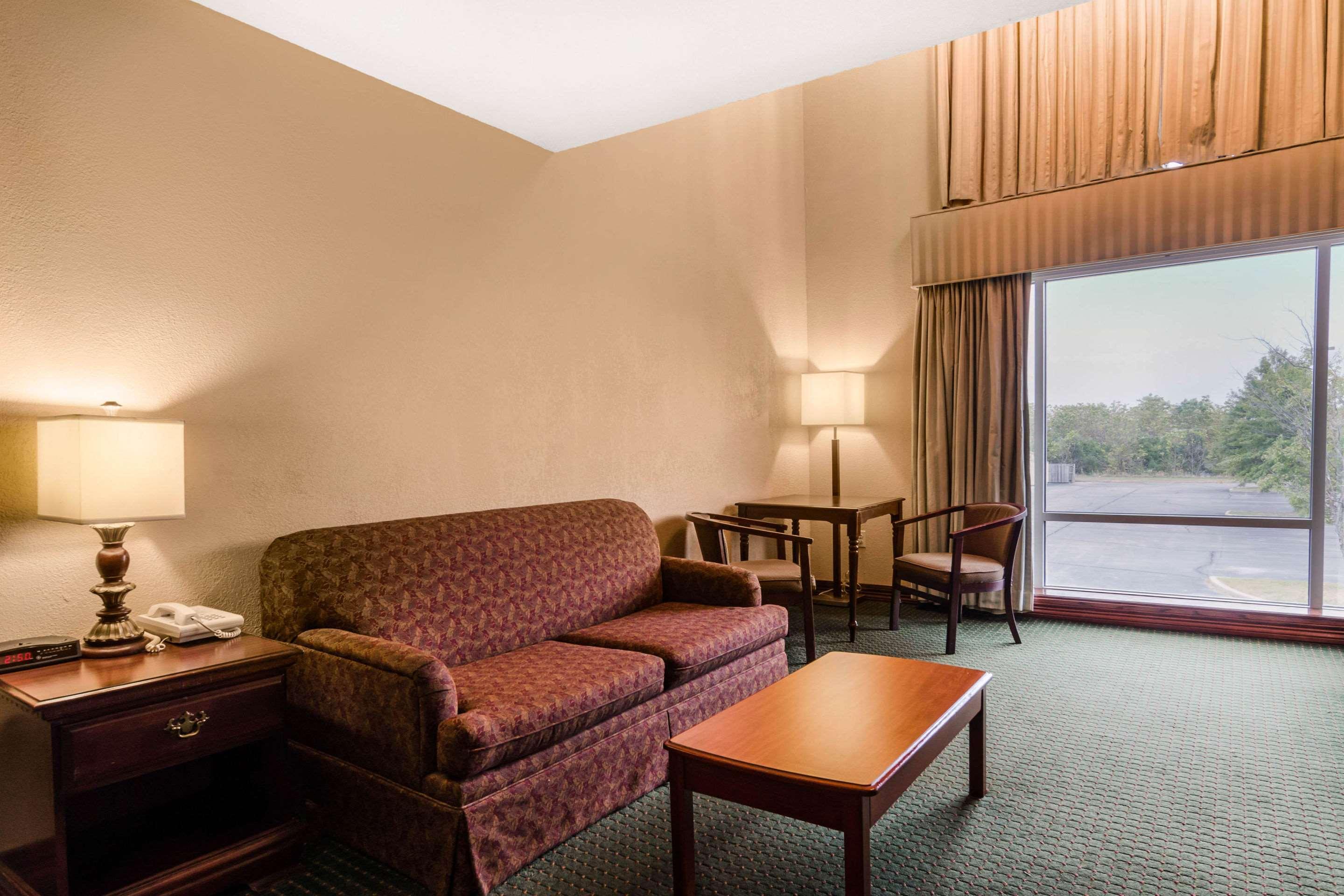 Quality Inn & Suites Carthage Eksteriør billede